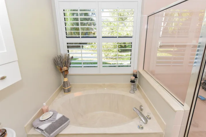 Soaking tub