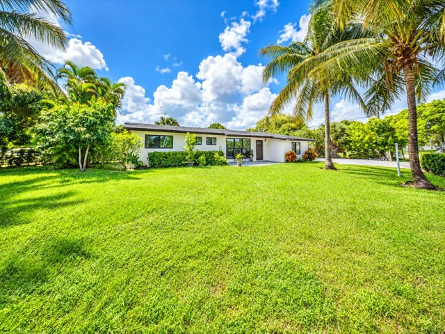 Tropical Ranch House with Expansive Lawn