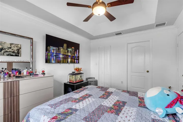 Tray ceiling with crown molding and central ceiling fan