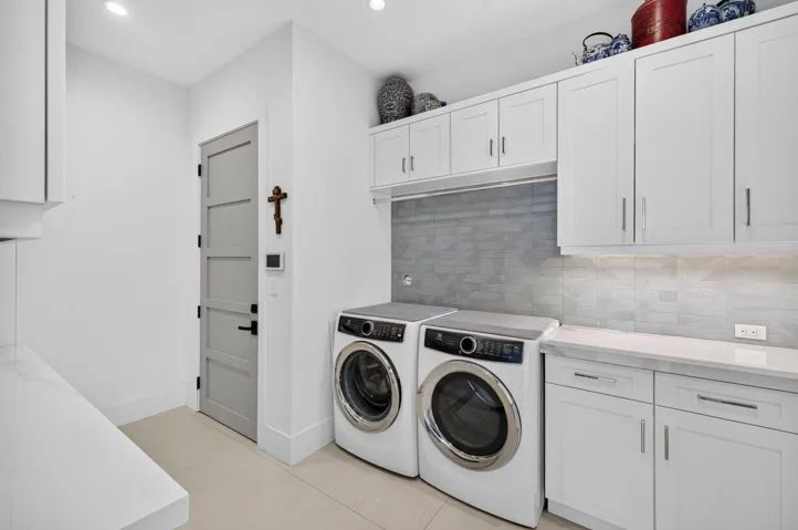 152_Garage Laundry Area