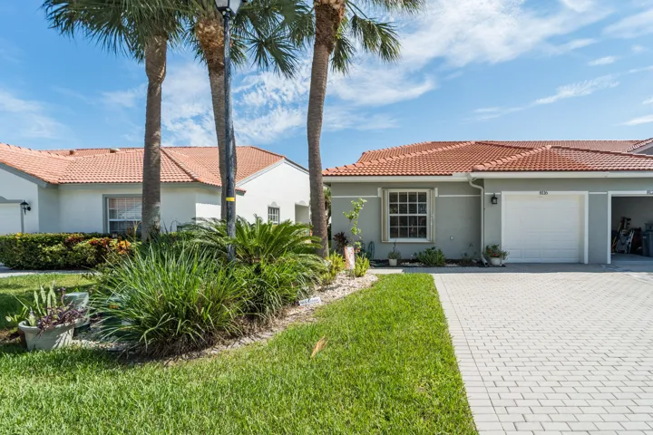 End Unit 3 bed/2 bath Villa. 2 car driveway