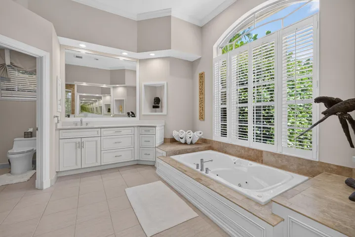 SOAKER TUB