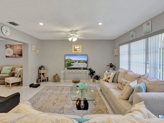 30-web-or-mls-DSC07964 2886 Fernley Dr E