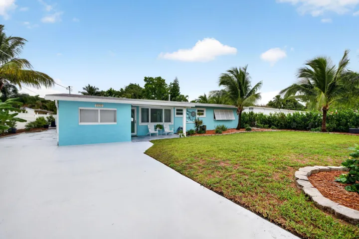 Large front yard with privacy hedge