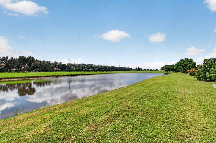 25_Lake_view_along_backyard
