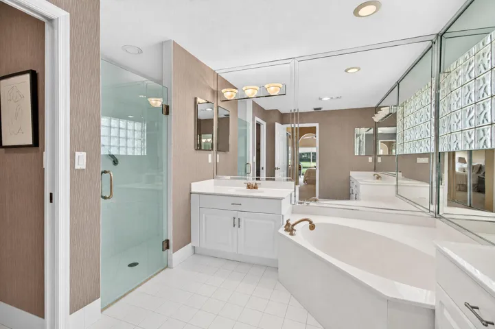 07_Primary_shower_and_tub