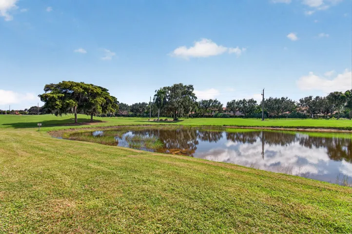 02_Lake_and_golf-course_outlook