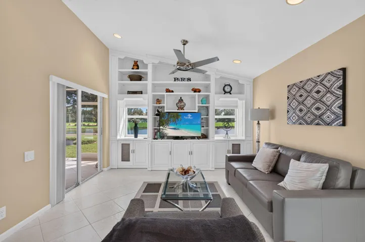 15_Family_room_built-ins