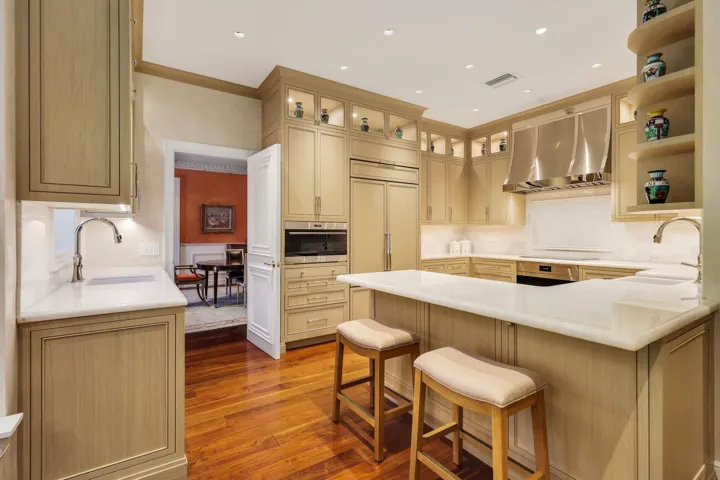 10 - Kitchen