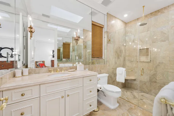 33 - Guest Bathroom 4