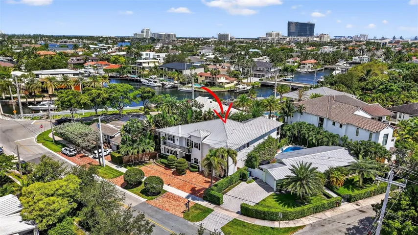 An exceptional setting and prestigious, Rio Vista or beautiful tree line streets neighborhood, parks and picture rescue waterfront surroundings create one of Fort Lauderdale‘s more desirable residential communities. This aerial showcases the homes proximity to stunning waterways luxury waterfront residence and newly expanded greater Fort Lauderdale Broward County convention center in the distance a wonderful blend of established neighborhood, character, coastal beauty and Urban convenience.