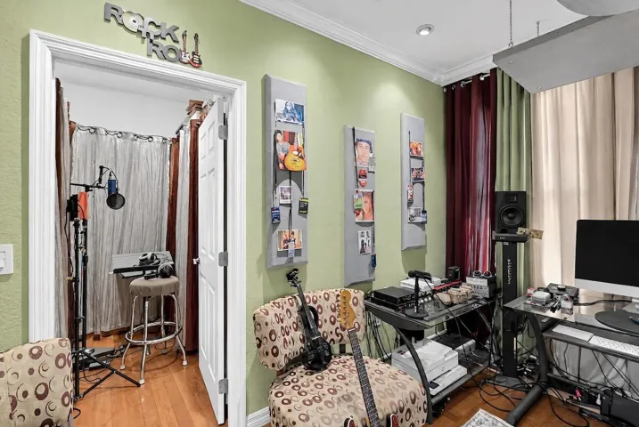 16_6918_W_Sample_Rd-Living_room-56-1