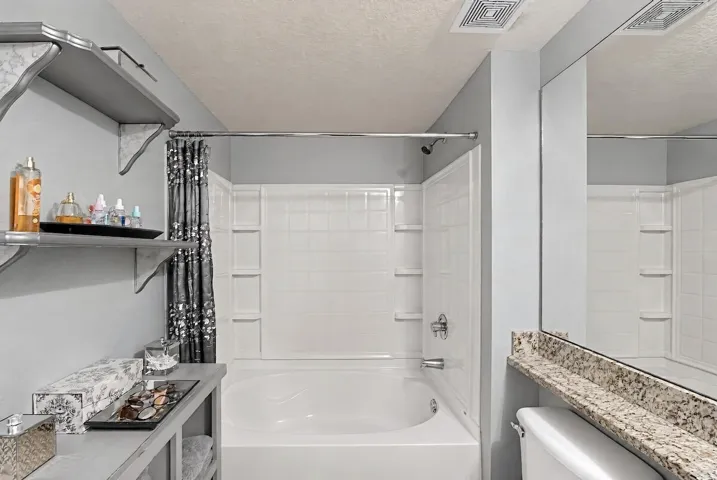 36_6918_W_Sample_Rd-Bathroom-39-1