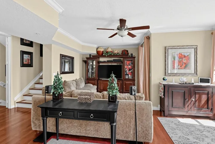 07_6918_W_Sample_Rd-Living_room-7701