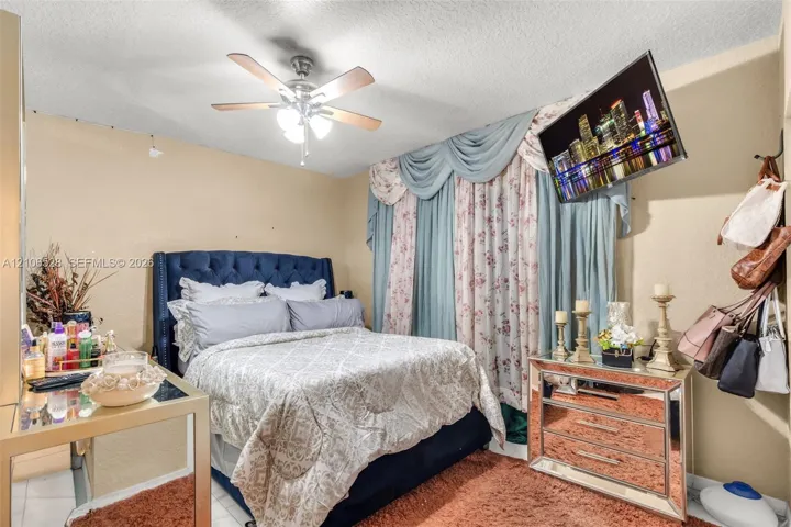 Ceiling fan with integrated multi-light fixture