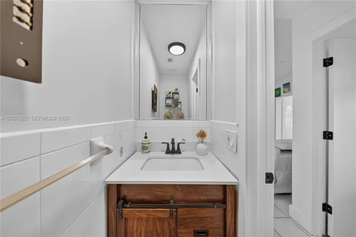 1/2 guest bathroom