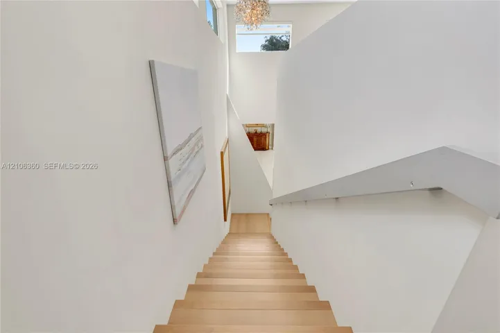 Hallway and Stairs / Pasillo y escalera