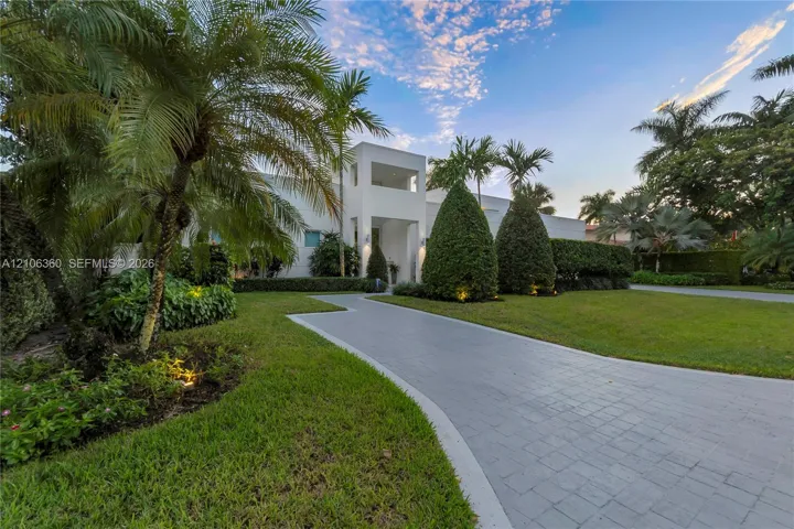 Front Exterior / Fachada