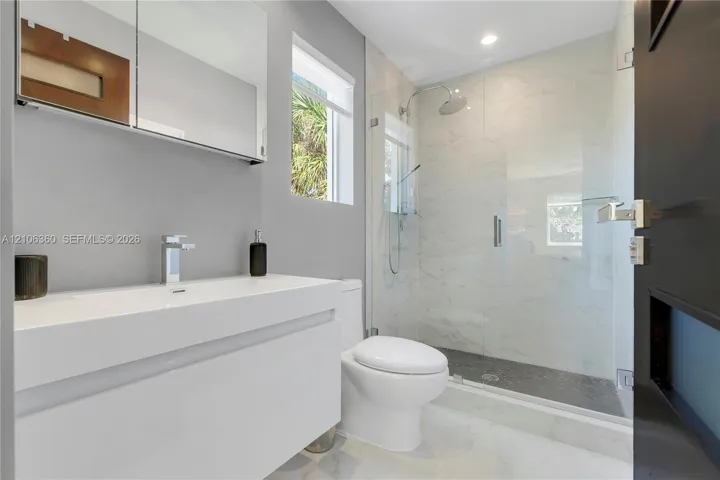 Second Bathroom / Segundo baño