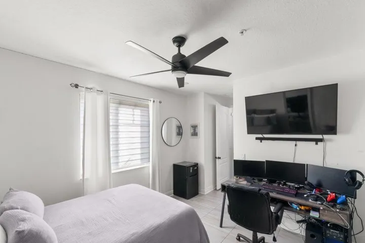 Main Floor Bedroom Pic 1