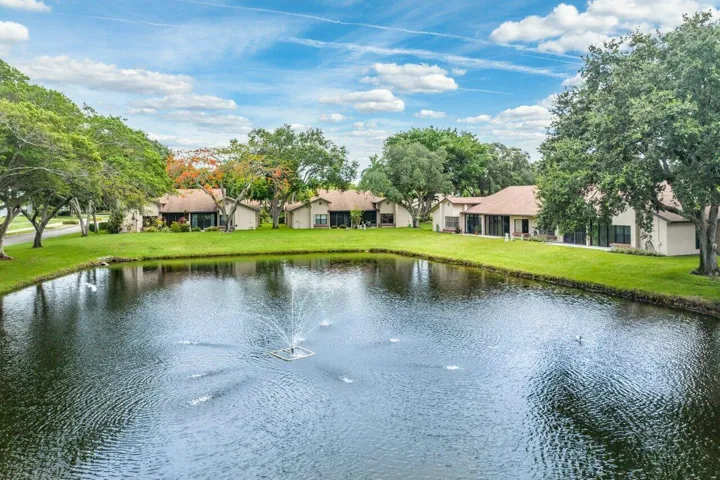 Lovely Lakefront Backyard