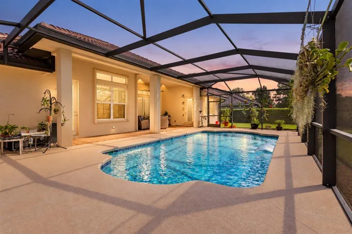 Pool w Lanai
