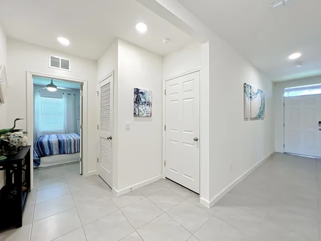 Foyer to bedroom 4