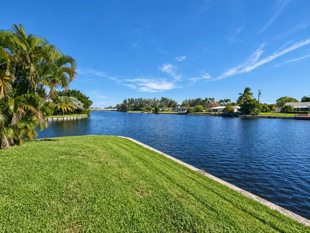 Polished Florida waterfront view (1)