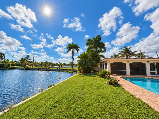 Lakefront pool retreat, clean and serene
