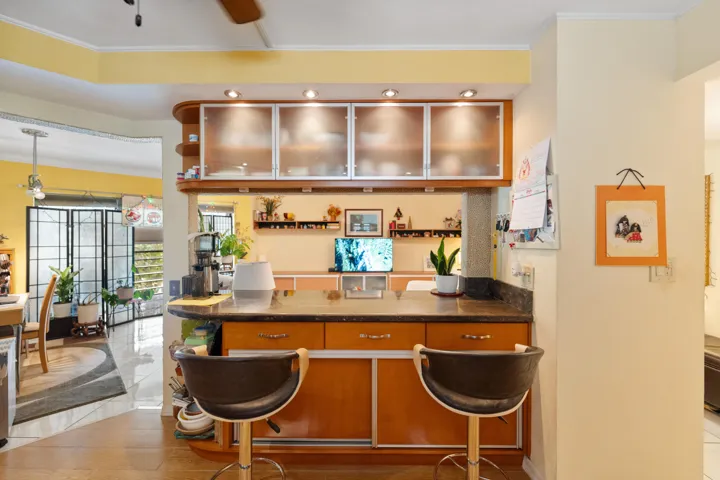 Eat-in Kitchen/ Snack Bar/Counter