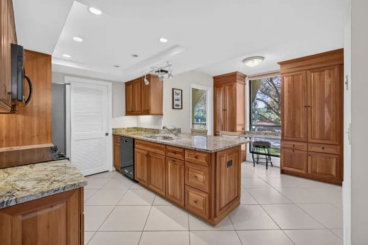 24-web-or-mls-WL - Kitchen