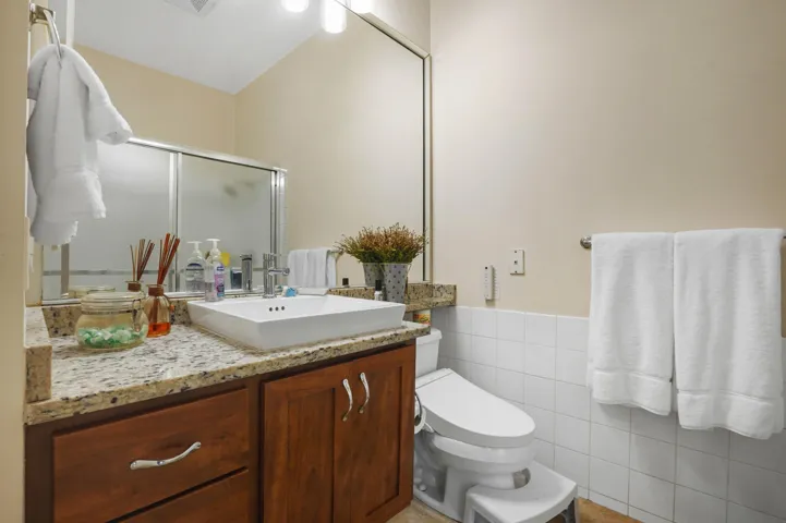 24 Bathroom 03