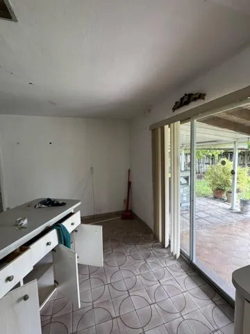 Kitchen to slidedoor