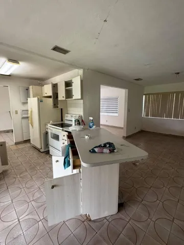 Kitchen w island