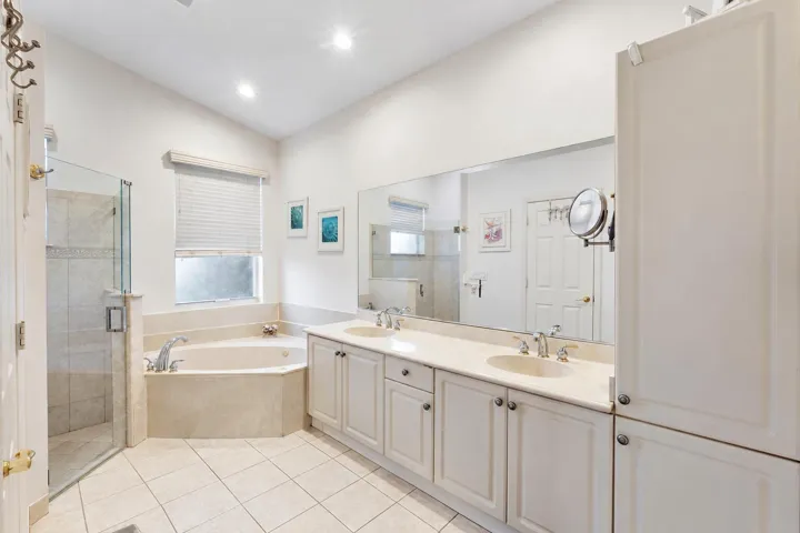 *master bath526173BF-BC07-4CEC-BF60-146B