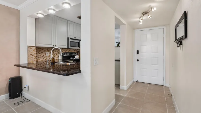 Kitchen Bar- Entrance