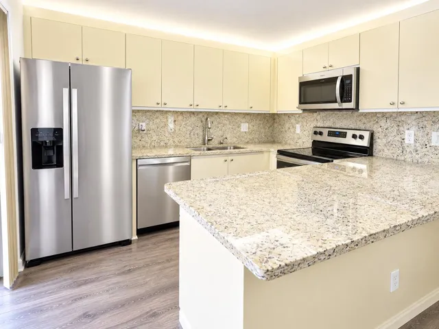 Granite Counter tops & back splash, upper mounted lighting