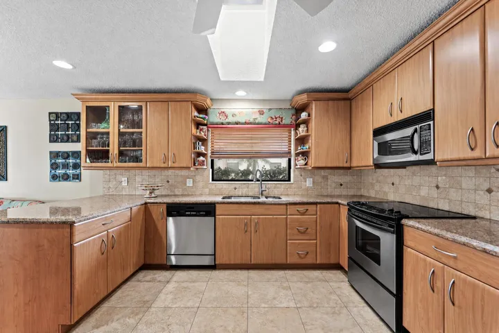 016-16821RoseAppleDrive