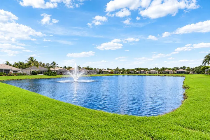 Lake w/fountain