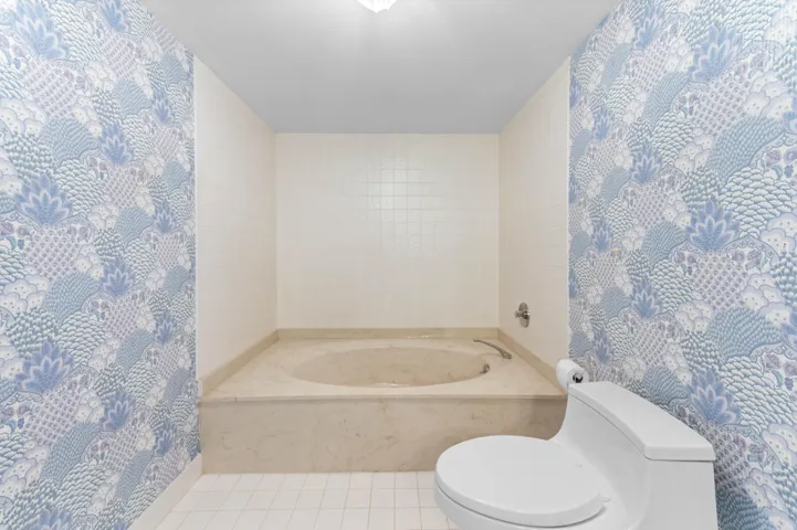 32 Bathroom 03