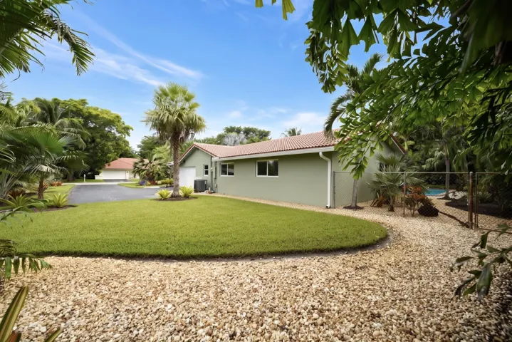 Huge Side yard