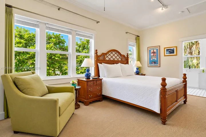 Room featuring multi-pane windows, crown molding, ceiling-mounted track lighting, and wall-to-wall carpeting