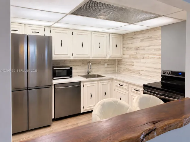 Kitchen, Stainless Steel Appliances