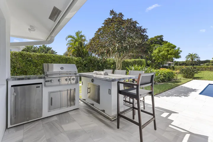 Outdoor Kitchen & Bar