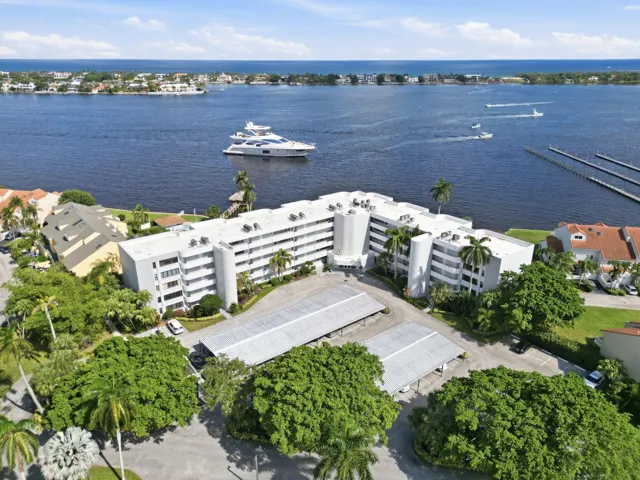 aerialofbuildingwithboatsuse