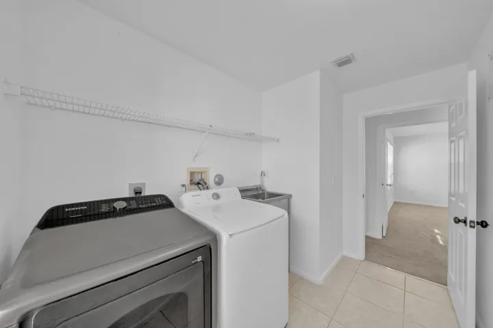 16 Laundry Room (2)