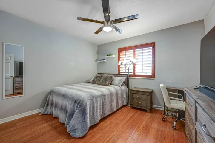 27-4867 Pinemore Lane-24