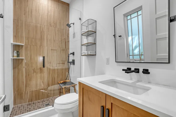 DOWNSTAIRS BEDROOM ENSUITE 1