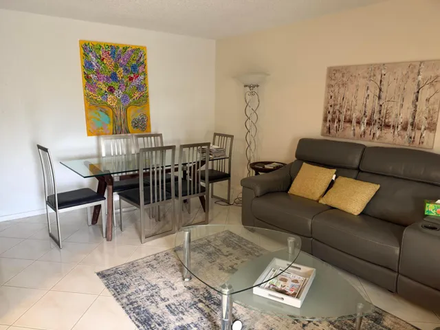 4046 Ainslie C-living room