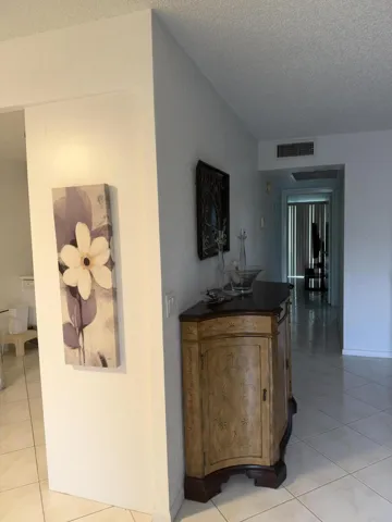 4046 Ainslie C-hallway